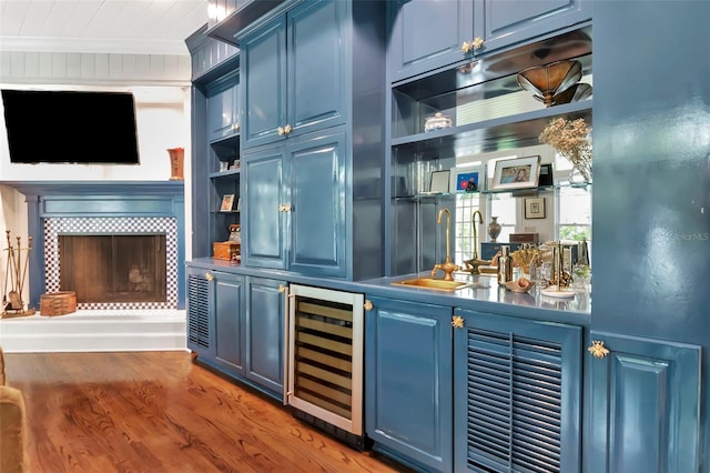 6220 Bayshore Blvd, Tampa, FL 33611 - indoor wet bar featuring beverage cooler, wood finished floors, crown molding, and built in shelves