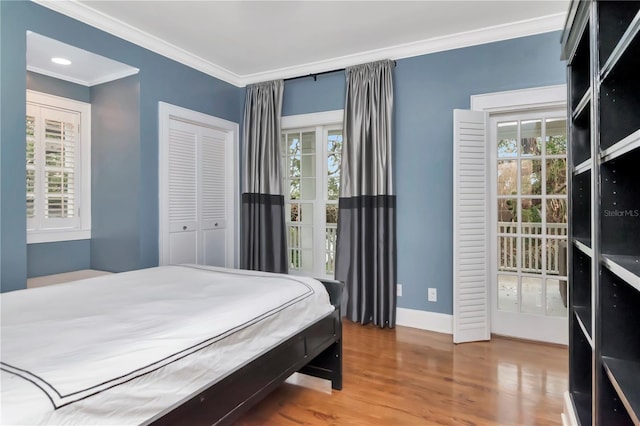6220 Bayshore Blvd, Tampa, FL 33611 - bedroom featuring crown molding, wood finished floors, multiple windows, and a closet