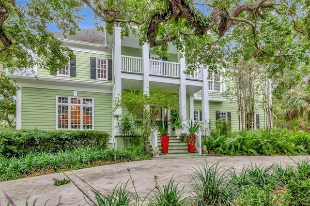 6220 Bayshore Blvd, Tampa, FL 33611 - greek revival inspired property featuring a balcony and a shingled roof