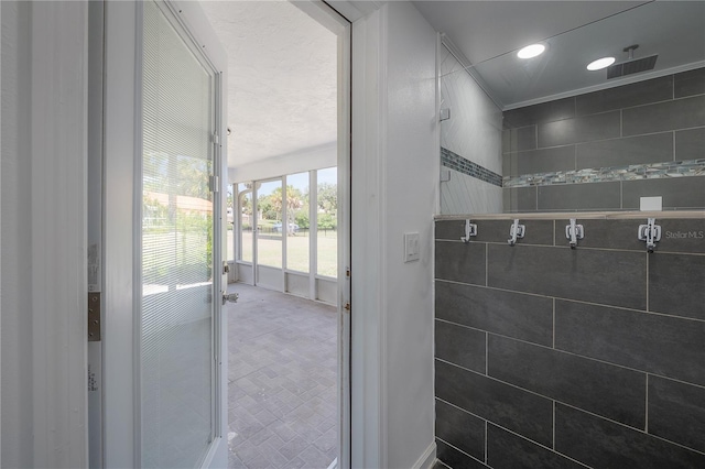 6108 Oak Ridge Ave, New Port Richey, FL 34653 - bathroom featuring a tile shower and recessed lighting