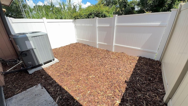 4003 Oak Limb Ct, Tampa, FL 33614 - view of yard