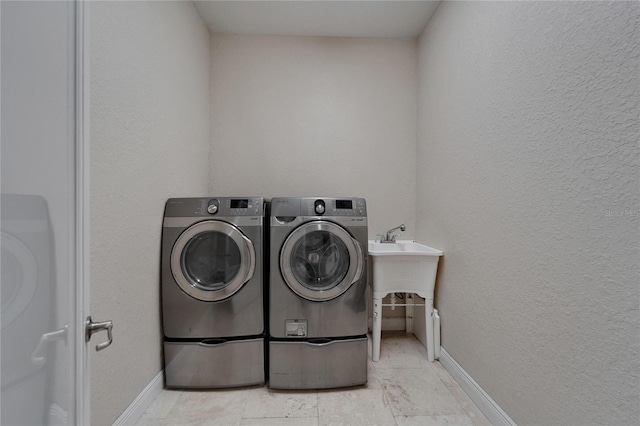 13102 Done Groven Dr, Dover, FL 33527 - laundry area with washing machine and dryer and a textured wall