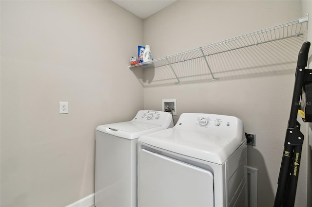 10282 Echo Dock Loop, San Antonio, FL 33576 - washroom featuring washing machine and clothes dryer and baseboards