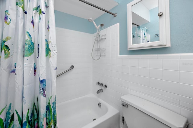 8584 111th St Unit 308, Seminole, FL 33772 - full bath featuring shower / tub combo with curtain and tile walls
