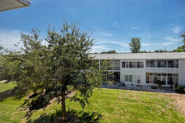 8584 111th St Unit 308, Seminole, FL 33772 - rear view of property with a lawn