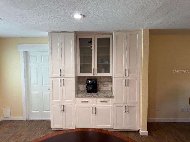 2005 Capri Rd, Valrico, FL 33594 - bar featuring dark wood-style flooring, decorative backsplash, and a textured ceiling