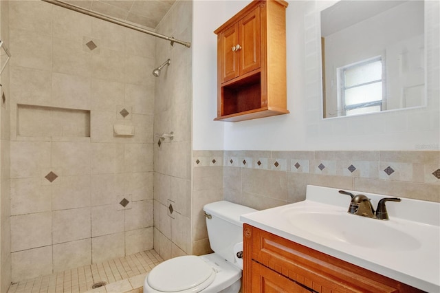 1600 Amberlea Dr N, Dunedin, FL 34698 - bathroom with tiled shower, vanity, and tile walls