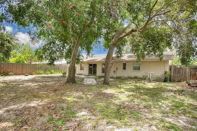 1600 Amberlea Dr N, Dunedin, FL 34698 - back of property featuring stucco siding and a fenced backyard