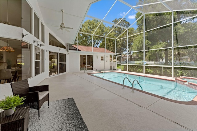 18561 Winding Oaks Blvd, Hudson, FL 34667 - view of swimming pool with a pool with connected hot tub, a patio, a ceiling fan, and a lanai