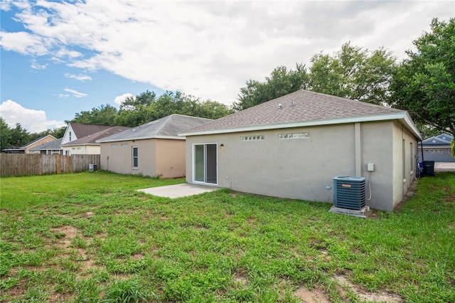 456 Summer Sails Dr, Valrico, FL 33594 - back of property featuring stucco siding and a shingled roof
