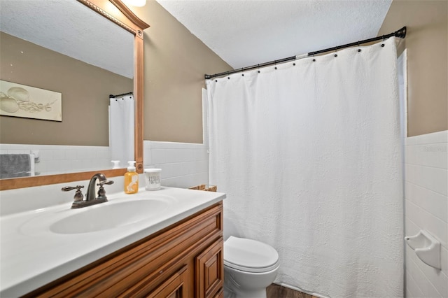 903 Dixie Maid Ln, Valrico, FL 33594 - full bath featuring tile walls, vanity, wainscoting, and wood finished floors