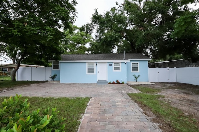 8405 N Willow Ave, Tampa, FL 33604 - ranch-style home featuring stucco siding and a gate