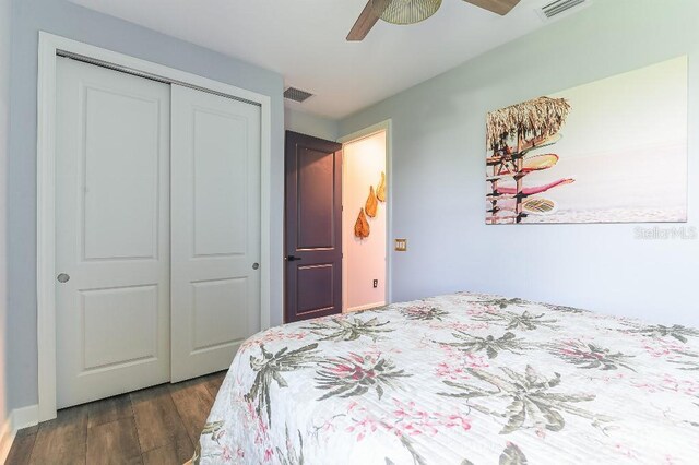 7683 Summerland Cv, Lakewood Ranch, FL 34202 - bedroom featuring dark wood-style floors, a closet, and a ceiling fan