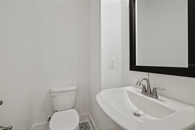 2511 N Grady Ave Unit 43, Tampa, FL 33607 - bathroom with baseboards and a sink