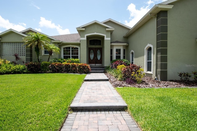 916 Bunker View Dr, Apollo Beach, FL 33572 - view of front of house featuring stucco siding and a front yard