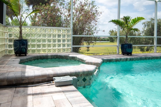 916 Bunker View Dr, Apollo Beach, FL 33572 - swimming pool with an in-ground hot tub and a lanai