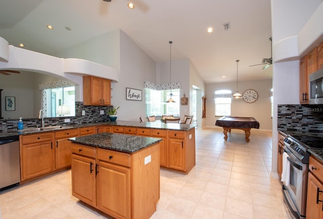 916 Bunker View Dr, Apollo Beach, FL 33572 - kitchen with stainless steel appliances, a ceiling fan, a peninsula, decorative backsplash, and high vaulted ceiling