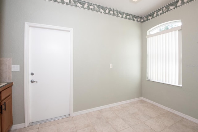 916 Bunker View Dr, Apollo Beach, FL 33572 - empty room with baseboards