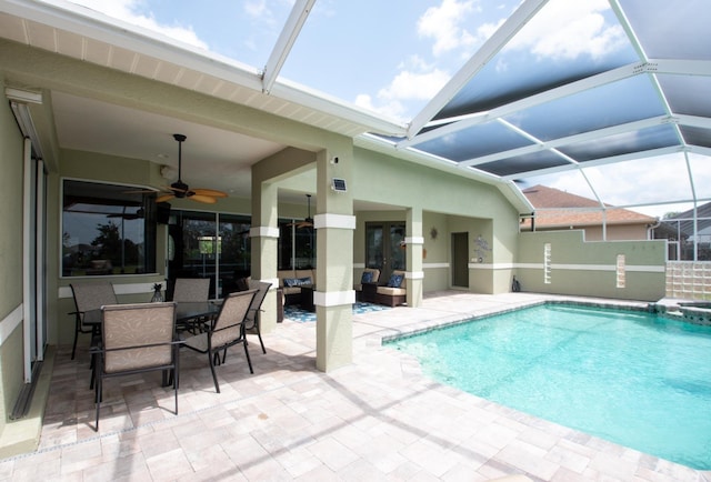 916 Bunker View Dr, Apollo Beach, FL 33572 - view of swimming pool featuring a patio area, a pool with connected hot tub, a ceiling fan, glass enclosure, and outdoor dining space