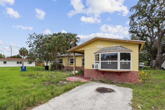 1560 Connecticut Ave NE, Saint Petersburg, FL 33703 - view of front of property featuring concrete block siding and a front lawn