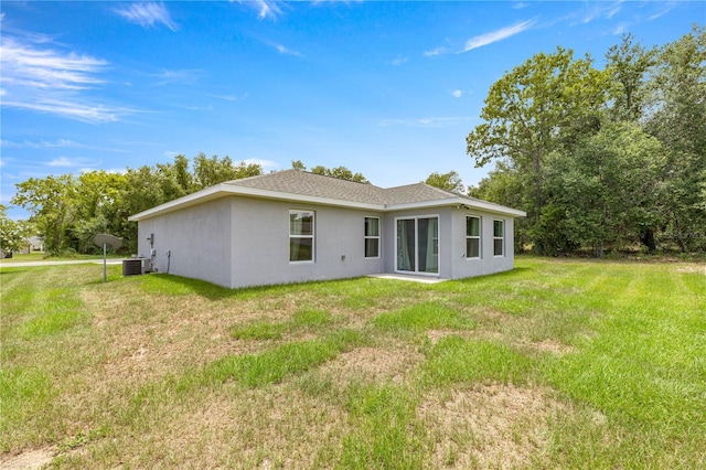 231 Marion Oaks Trl, Ocala, FL 34473 - rear view of house with stucco siding and a lawn