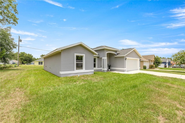 231 Marion Oaks Trl, Ocala, FL 34473 - ranch-style home featuring stucco siding, driveway, an attached garage, and a front yard