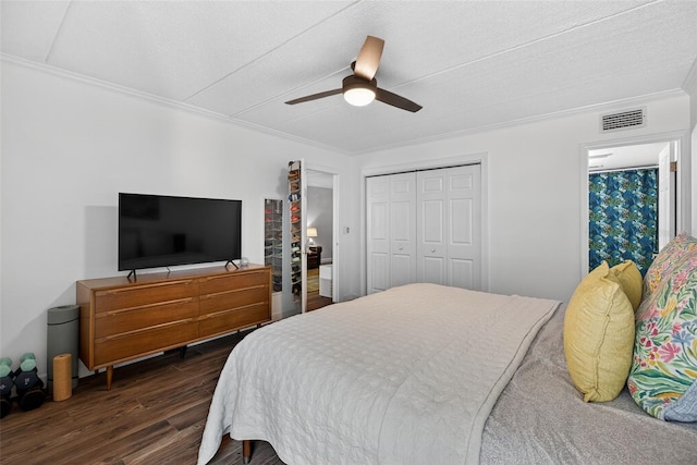 3325 Bayshore Blvd Unit A31, Tampa, FL 33629 - bedroom with dark wood-style floors, crown molding, a closet, ceiling fan, and a textured ceiling