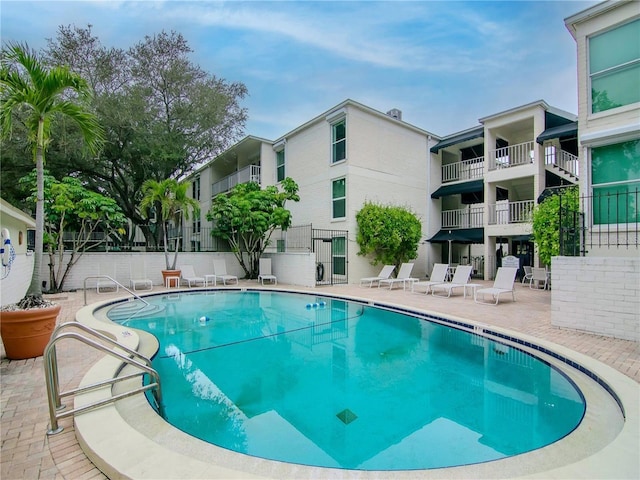 3325 Bayshore Blvd Unit A31, Tampa, FL 33629 - community pool with a patio area