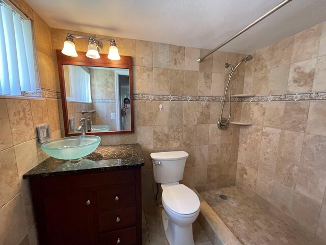 2625 State Road 590 Unit 2514, Clearwater, FL 33759 - bathroom featuring tile walls, a tile shower, and vanity