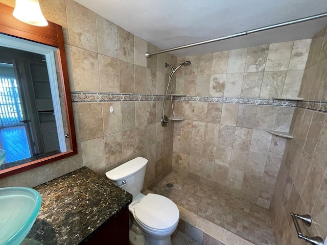 2625 State Road 590 Unit 2514, Clearwater, FL 33759 - full bath featuring tile walls, tiled shower, and vanity