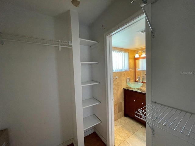 2625 State Road 590 Unit 2514, Clearwater, FL 33759 - closet with a sink