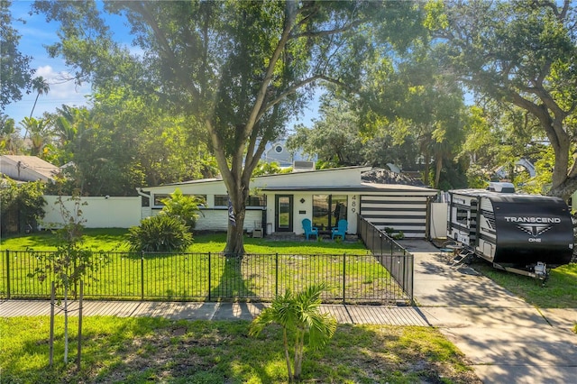 489 W Davis Blvd, Tampa, FL 33606 - view of front facade featuring a fenced front yard and a porch