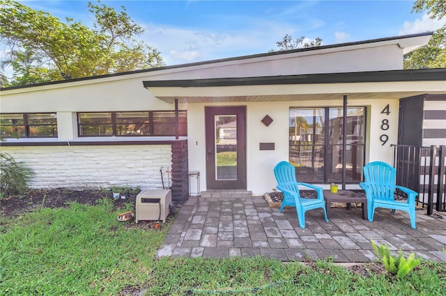 489 W Davis Blvd, Tampa, FL 33606 - property entrance with stucco siding