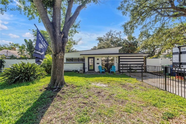 489 W Davis Blvd, Tampa, FL 33606 - view of yard featuring driveway