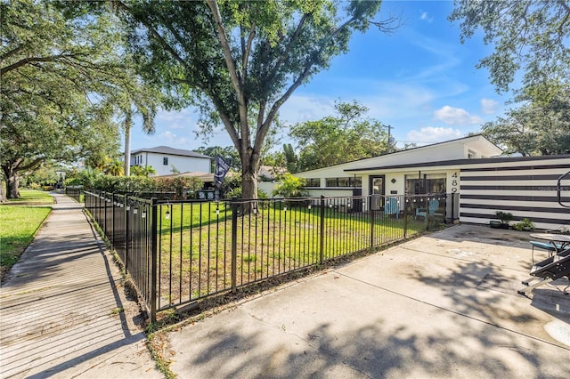 489 W Davis Blvd, Tampa, FL 33606 - view of front of house featuring a fenced front yard and stucco siding