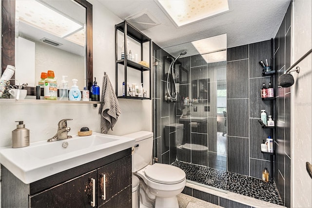 2368 Flanders Way Unit D, Safety Harbor, FL 34695 - bathroom with tiled shower and vanity