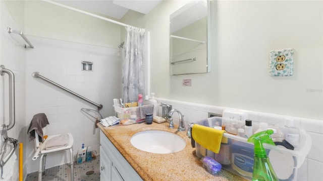 4720 Coronado Way S, Gulfport, FL 33711 - bathroom with a shower with curtain and vanity
