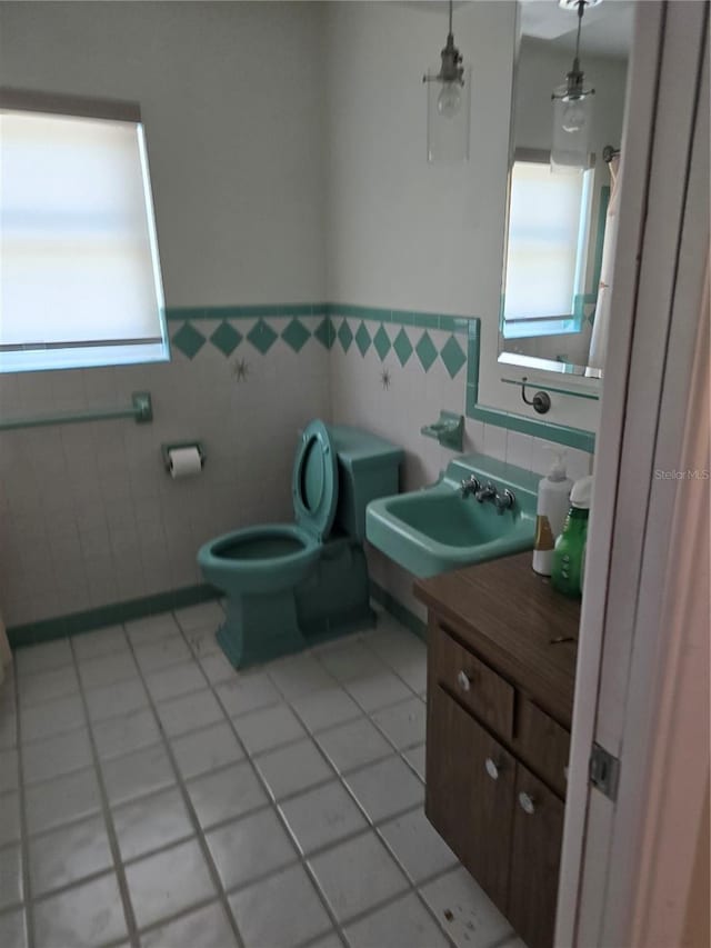 534 N Larry Cir, Brandon, FL 33511 - bathroom with tile walls, plenty of natural light, wainscoting, vanity, and tile patterned floors