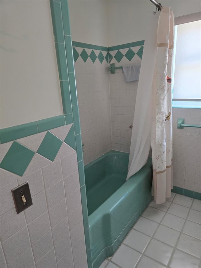 534 N Larry Cir, Brandon, FL 33511 - full bathroom featuring shower / bath combo with shower curtain, tile walls, and tile patterned floors