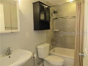 1301 S Howard Ave Unit C4, Tampa, FL 33606 - full bath featuring toilet and shower / tub combo with curtain