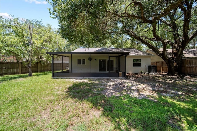 4639 Cabbage Palm Dr, Valrico, FL 33596 - rear view of house featuring a sunroom, a fenced backyard, and stucco siding