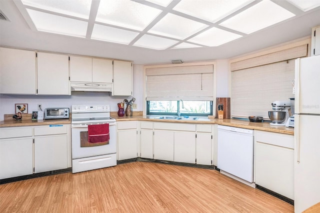 3335 Foxridge Cir, Tampa, FL 33618 - kitchen featuring white appliances, under cabinet range hood, light wood finished floors, and light countertops