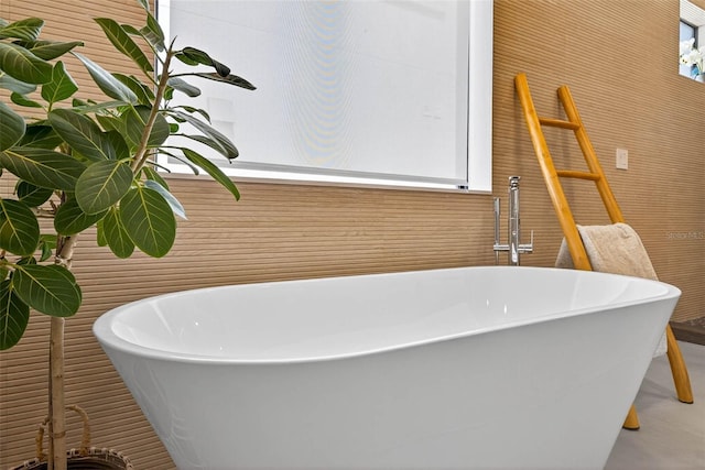 131 Forest Hills Dr, Redington Shores, FL 33708 - bathroom featuring a soaking tub