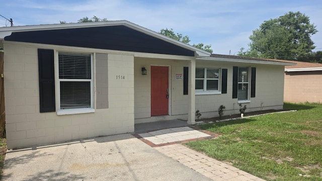 1514 Crest Ave, Leesburg, FL 34748 - view of front of house featuring concrete block siding and a front lawn