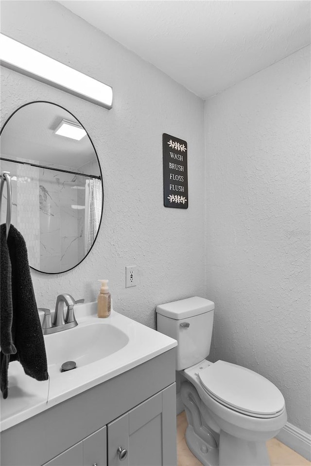 4460 67th St N, Saint Petersburg, FL 33709 - full bath with vanity, a textured wall, and curtained shower