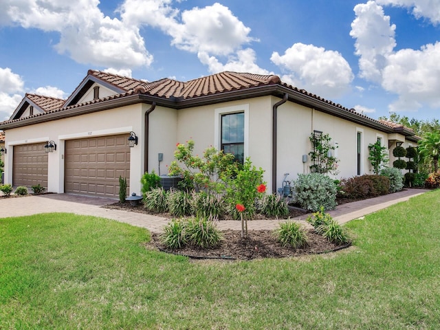 5317 Rushmere Ct, Palmetto, FL 34221 - view of front of home featuring a front lawn, a garage, stucco siding, and driveway