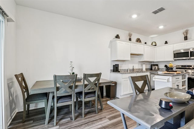 6235 Bucket Ct, Gibsonton, FL 33534 - dining space featuring light wood-style flooring and recessed lighting
