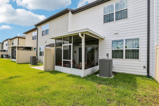 6235 Bucket Ct, Gibsonton, FL 33534 - rear view of property with a sunroom and a lawn