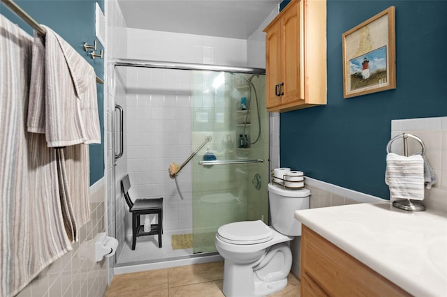 5660 80th St N Unit B106, Saint Petersburg, FL 33709 - full bath featuring tile patterned flooring, vanity, a shower stall, and tile walls