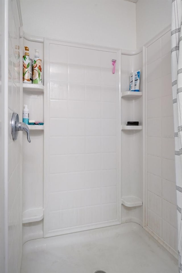 5301 Bayonne Ave, Spring Hill, FL 34608 - full bath with a shower with curtain